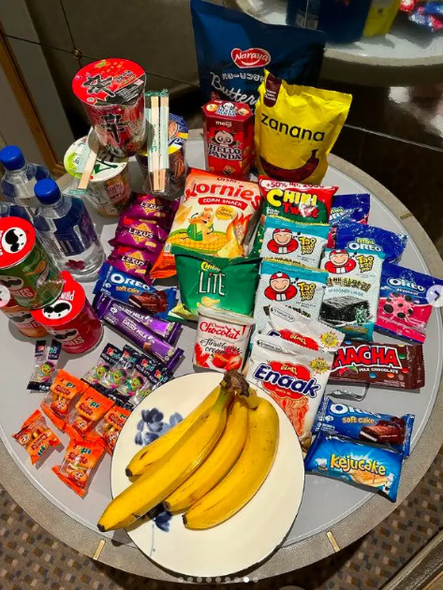 Taeyeon Pamer Camilan Khas Indonesia Saat di Backstage, Warganet: Itu Raiders Apa Snack Ulang Tahun