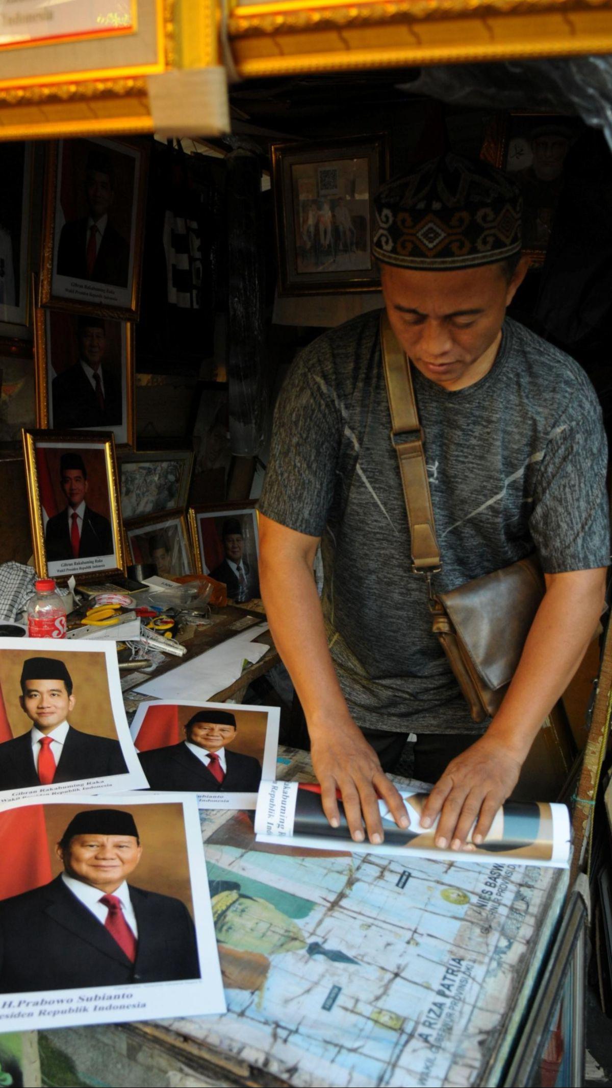 Pedagang bingkai foto di Pasar Baru tampak dengan bangga menampilkan gambar presiden dan wakil presiden terpilih tersebut. Foto: merdeka.com / Imam Buhori