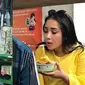 Tak Gengsi, 7 Artis Ini Jajan dan Beli Minuman di Pinggir Jalan (Sumber: Instagram/bramastavrl/raffinagita1717)