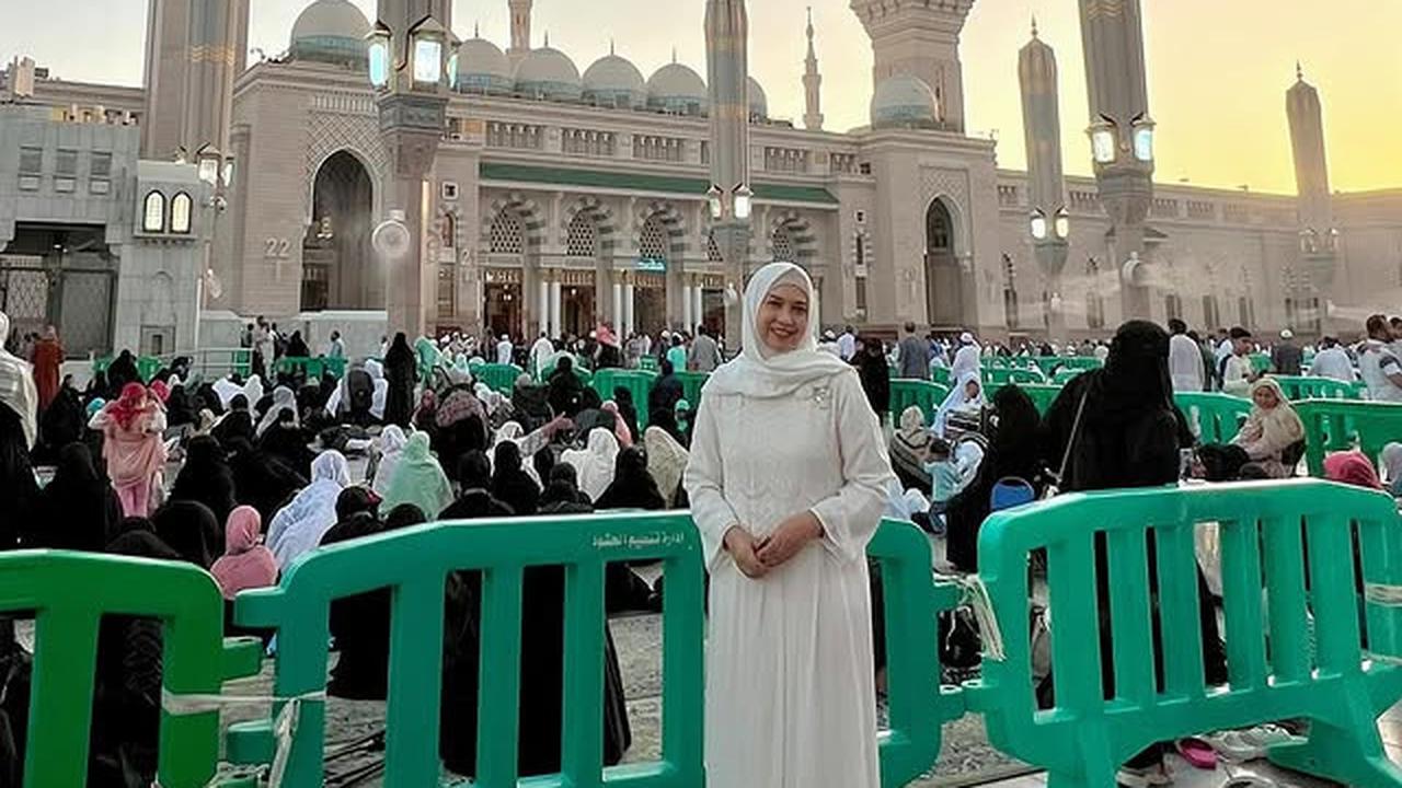 Penampilan Ira Wibowo Berhijab Saat Umrah Bikin Pangling, Ungkap Hal Istimewa Ini Ketika di Tanah Suci