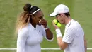 Petenis Serena Williams berbicara dengan Andy Murray saat menghadapi pasangan ganda campuran Bruno Soares/Nicole Melichar pada laga 16 besar Wimbledon 2019 di London, Inggris, Rabu (10/7/2019). Serena Williams/Andy Murray gagal melaju ke babak perempat final. (AP Photo/Kirsty Wigglesworth)