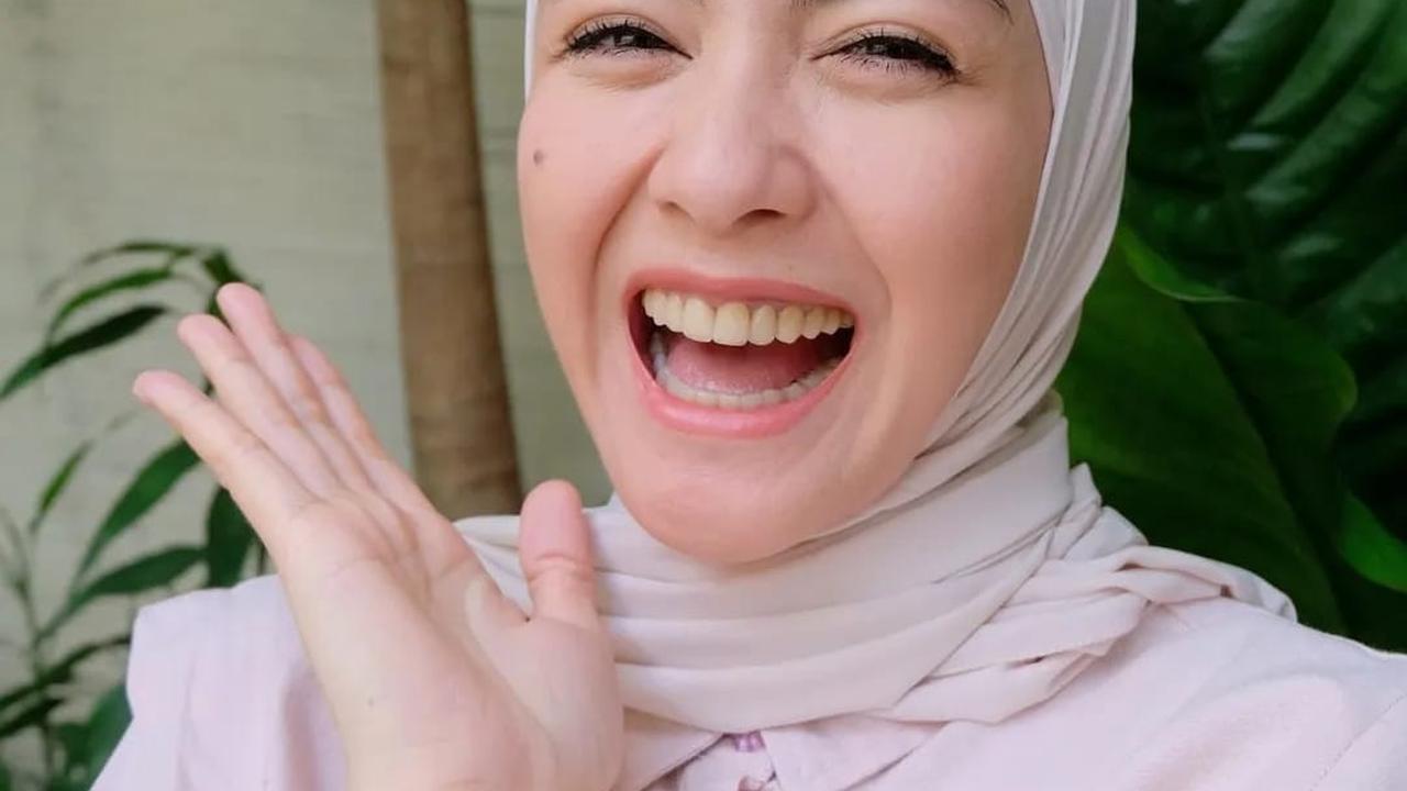 5 Foto Selfie Revalina S Temat saat Nunggu Buka, Cantiknya Terus Terusan
