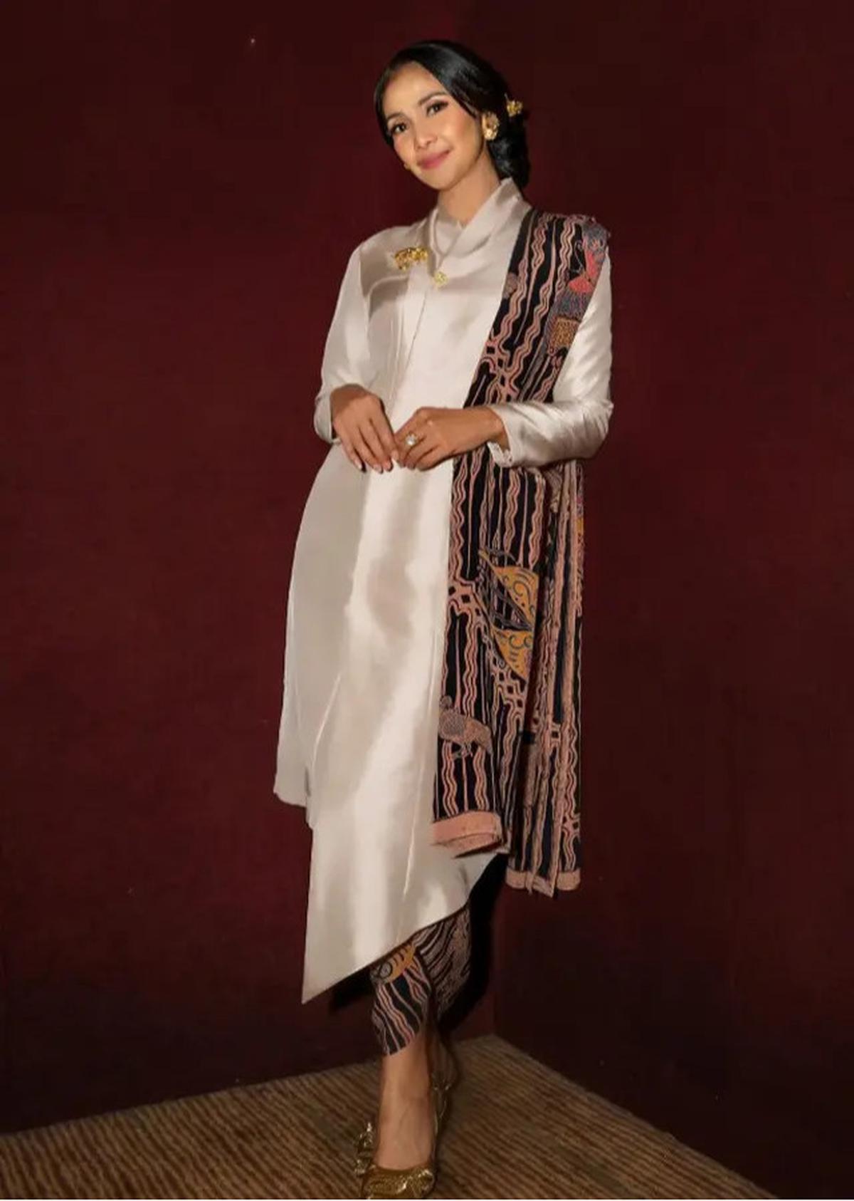 Foto Detail Kebaya Maudy Koesnaedi saat Gala Premier Film Believe, Tampil Penuh Pesona