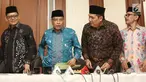 Ketum PBNU Said Aqil Siradj (dua kiri) saat jumpa pers terkait pembakaran bendera HTI di Kantor PBNU, Jakarta, Rabu (24/10). PBNU menyayangkan aparat keamanan yang kecolongan dengan tidak menindak pengibaran bendara HTI. (Liputan6.com/Herman Zakharia)