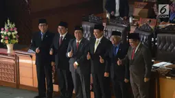 Wakil Ketua DPR RI, Utut Adianto (ketiga kiri) foto bersama dengan Ketua DPR RI, Bambang Soesatyo (ketiga kanan) usai pelantikan di komplek Parlemen DPR/MPR, Jakarta, Selasa (20/3). (Merdeka.com/Imam Buhori)