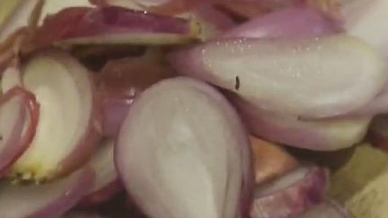 Potong 1 Kg Bawang Merah Tipis-Tipis