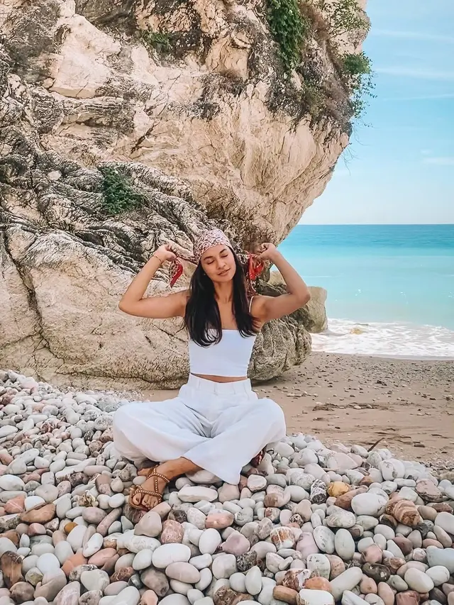 Hobi Travelling, Ini 7 Pemotretan Hana Malasan saat di Pantai yang Menawan