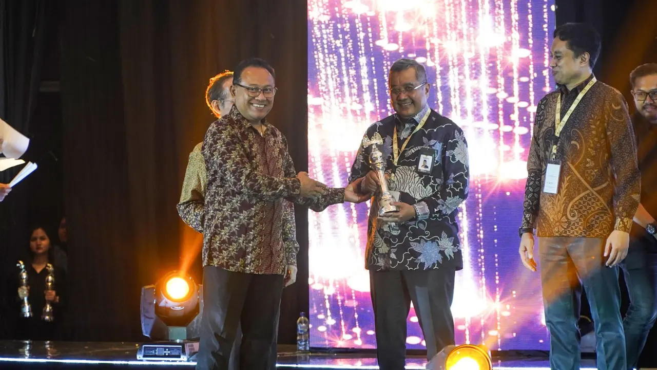 Badan Pengelola Keuangan Haji (BPKH) berhasil meraih Silver Trophy untuk penghargaan Asia Sustainability Report Rating (ASRRAT) 2023. Tak hanya itu. BPKH juga memperoleh penghargaan ‘Commendation 1st year’ atas keikutsertaan kali pertama BPKH dalam ajang