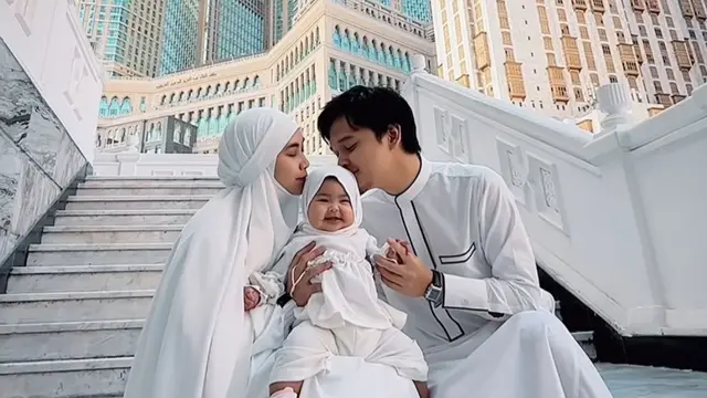 Anisa Rahma umroh bareng bayi di ramadan. (credit:instagram.com/anisarahma_12/umrohmoment)