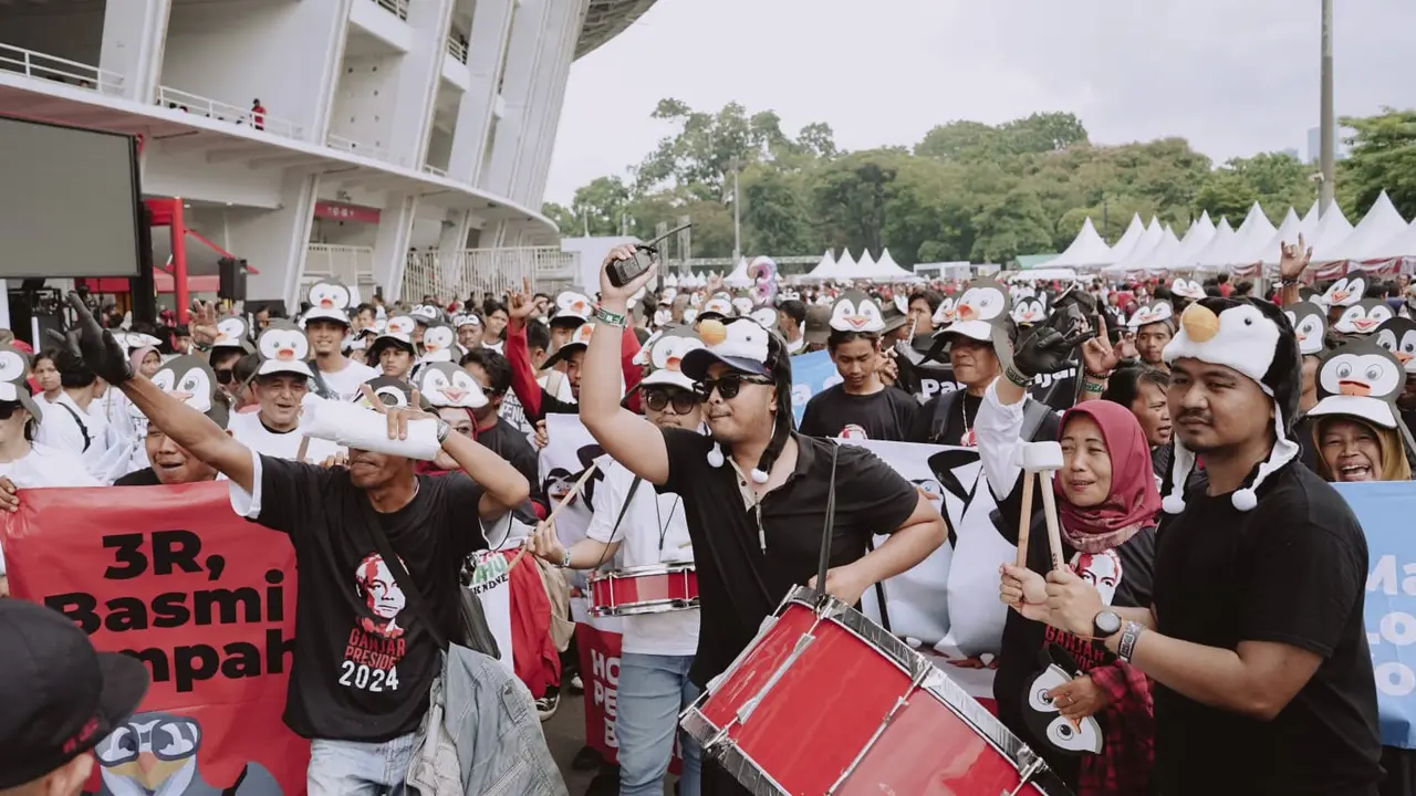 Ratusan relawan Ganjar Pranowo-Mahfud Md dari Relawan Progresif dan Pasukan Penguin (Pasukin) mengadakan aksi bersih-bersih di dalam dan sekitar Stadion Utama Gelora Bung Karno (GBK) pada Sabtu pagi 3 Februari 2024.