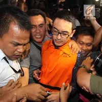 Dalam Pilkada serentak tahun 2015, Zumi Zola terpilih menjadi Gubernur Jambi periode  2016-2021. Pada 12 Februari 2016, Zumi Zola dilantik Presiden Joko Widodo di Istana Negara. (Dwi Narwoko/Merdeka.com)