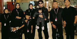 Keluarga Anang Hermansyah dan Atta Halilintar pergi umrah di bulan Ramadan. [Foto: Instagram/attahalilintar]