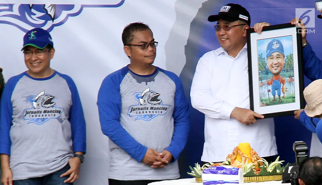 JMI memberikan cinderamata sebuah karikatur kepada Menteri Desa, PDTT Eko Putro Sandjojo saat peluncuran Komunitas JMI di Depok, Sabtu (21/10). (Liputan6.com/Pool)
