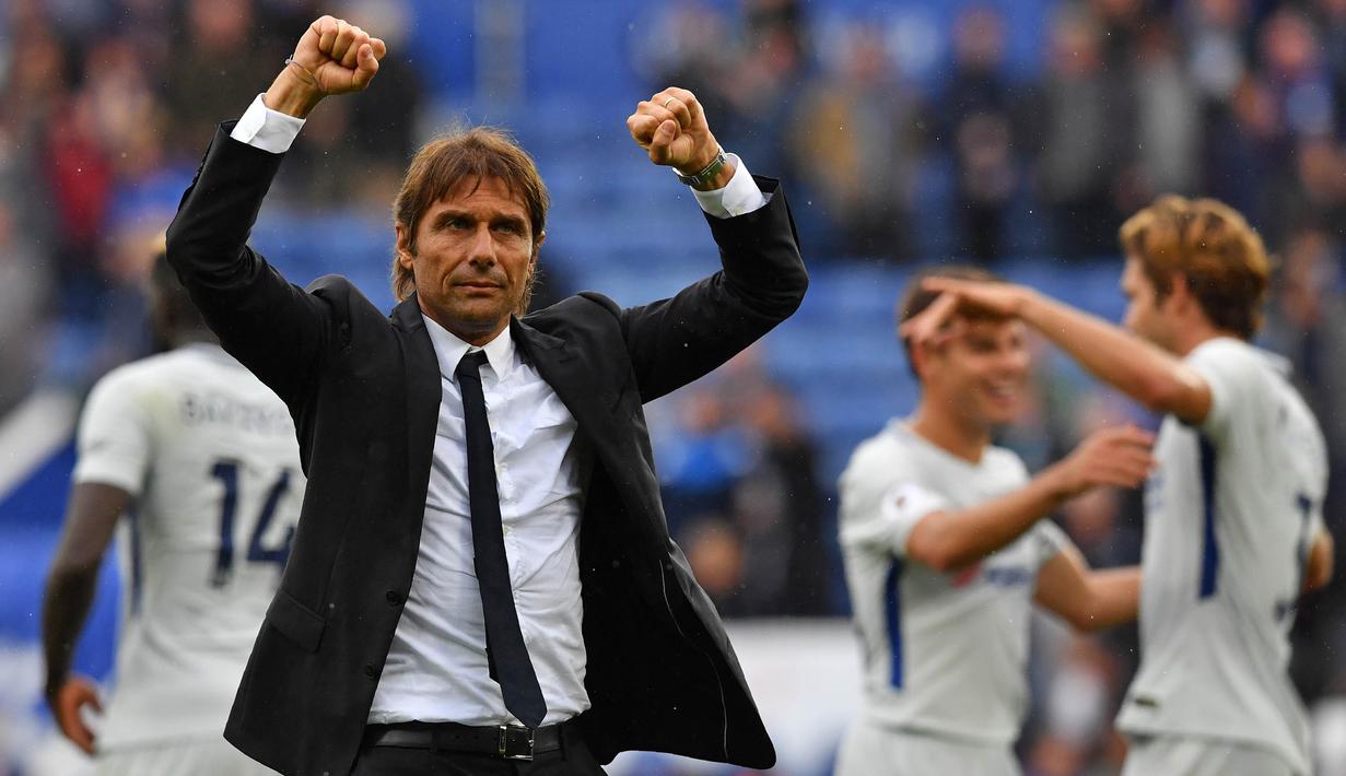 Pelatih Chelsea, Antonio Conte, merayakan kemenangan atas Leicester pada laga Premier League di Stadion King Power, Leicester, Sabtu (9/9/2017). Leicester kalah 1-2 dari Chelsea. (AFP/Ben Stansall)