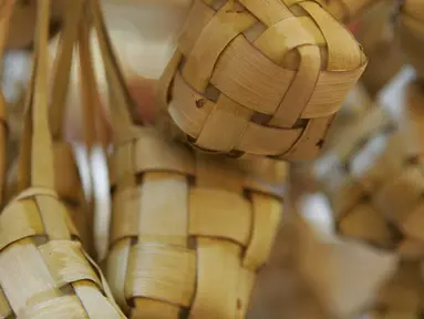 Ketupat tentu bukan makanan yang asing, karena makanan berbahan dasar beras yang dibungkus dengan anyaman daun kelapa yang masih muda ini sangat identik dengan Hari Raya Lebaran Idul Fitri. (Istimewa)