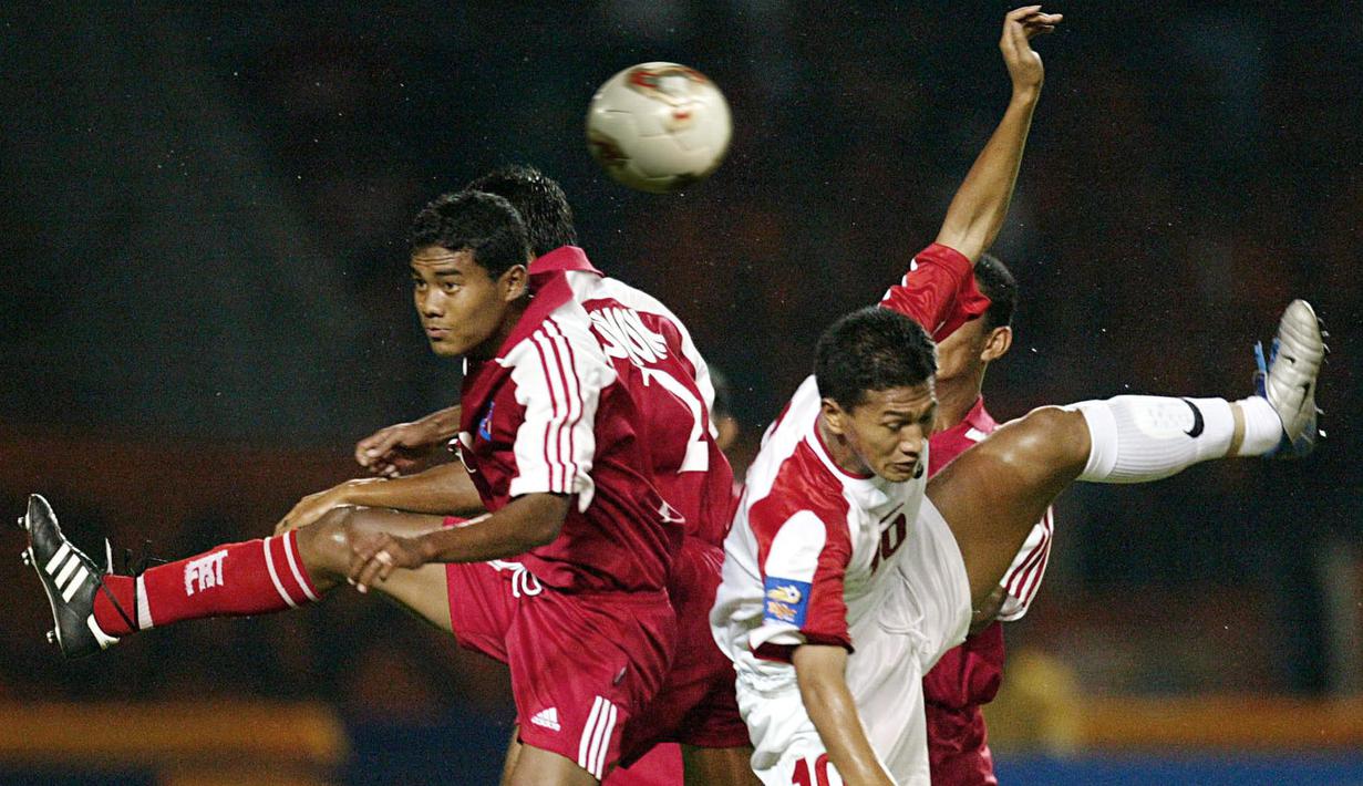 Zaenal Arief (kanan) total telah mengoleksi 7 gol bersama Timnas Indonesia di ajang Piala AFF. Ia mampu membawa skuat merah putih ke babak final pada Piala AFF 2002 dengan mencetak 6 gol. Satu gol tambahannya dilesatkan saat Piala AFF edisi 2006. (AFP/World Sport Group/Stanley Chou)