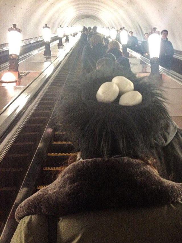 7 Potret Gaya Fashion Orang Saat di Tempat Umum Ini Bikin Heran