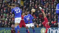 Pemain Liverpool Thiago, kanan, mencoba mencetak gol saat pertandingan sepak bola Liga Inggris antara Liverpool dan Leicester City di stadion Anfield di Liverpool, Inggris, Kamis, 10 Februari 2022. (AP Photo/Jon Super)
