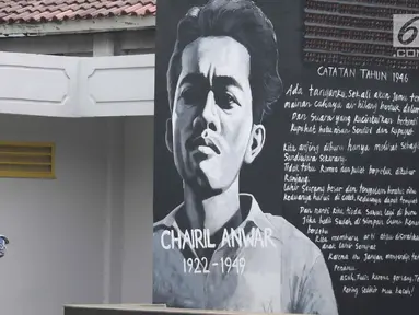 Seorang pengunjung mengabadikan mural penulis Chairil Anwar Taman Ismail Marzuki, Jakarta, Selasa (13/11). Mural tersebut dibuat dalam rangka memeriahkan Hari Pahlawan. (Liputan6.com/Immanuel Antonius)