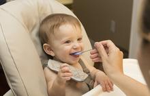 Cara Menghentikan Kebiasaan Anak Mengemut Makanan, Ketahui Penyebabnya