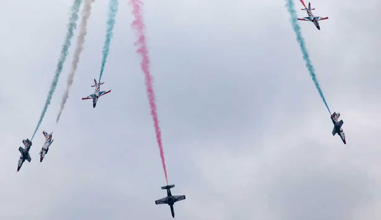 Jet Angkatan Udara Pakistan menunjukkan atraksi aerobatik dalam sesi latihan jelang parade militer menyambut Hari Republik Pakistan di Islamabad, Rabu (21/3). Pakistan akan merayakan Hari Republiknya pada 23 Maret 2018. (AP Photo/B.K. Bnagash)