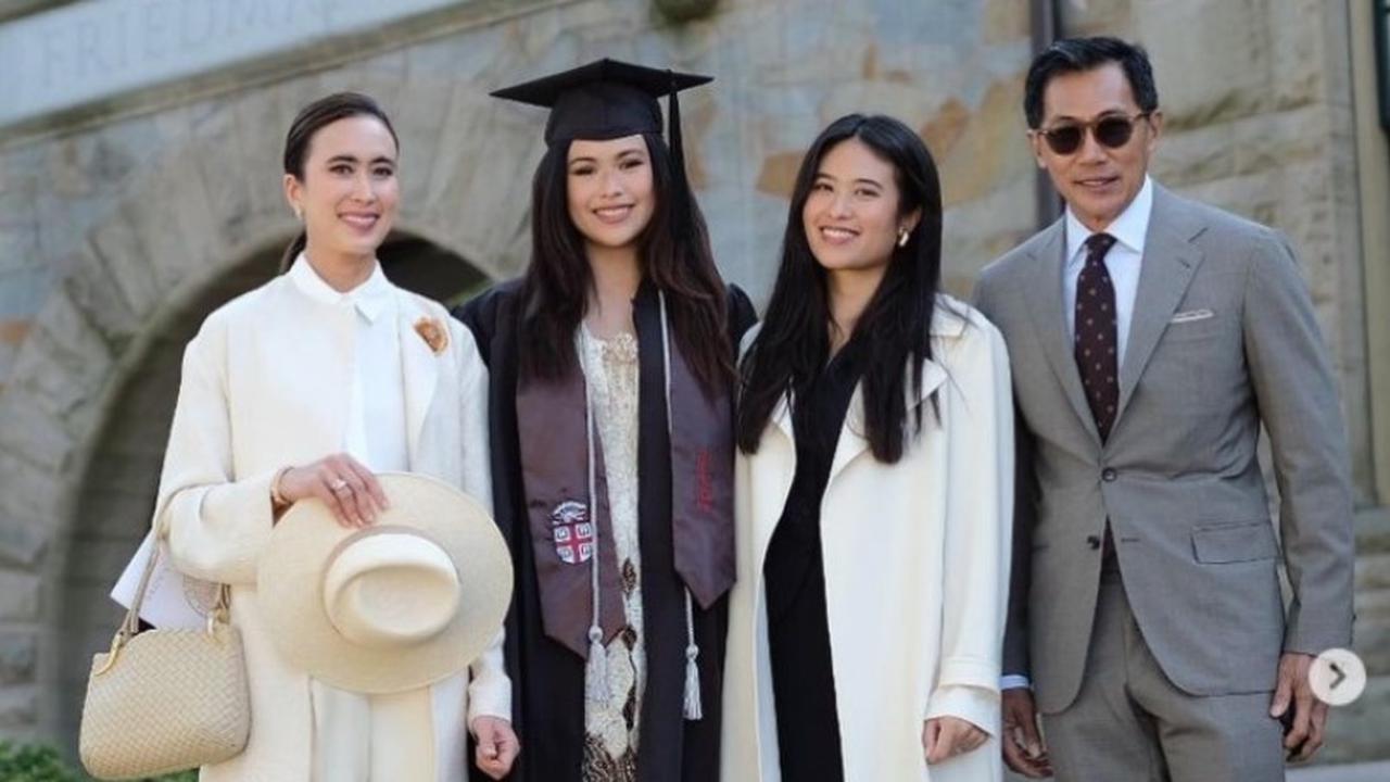 Salah satu koleksi tas Bottega Veneta Menpar Widiyanti Putri seharga hampir Rp1 miliar. foto: Instagram @widi.wardhana