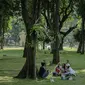 Sejumlah pengunjung bersantai di Lapangan Banteng, Jakarta, Sabtu (23/10/2021). Pemerintah Provinsi DKI Jakarta akan membuka 59 ruang terbuka hijau (RTH). (Liputan6.com/Faizal Fanani)