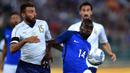 Gelandang Prancis, Blaise Matuidi, berebut bola dengan bek Italia, Andrea Barzagli. Meski kalah, Italia menguasai jalannya laga dengan penguasan bola 63 persen. (AFP/Alberto Pizzoli)