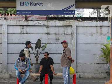 Aktivitas calon penumpang KRL Commuter Line Jabodetabek di Stasiun Karet, Jakarta, Kamis (2/1/2025). (Liputan6.com/Herman Zakharia)