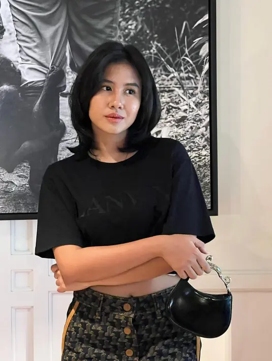 Penampilan adalah segalanya bagi seorang selebriti. Shenina Cinnamon pun menunjukan penampilannya yang baru dan segar. [Foto: Instagram/sheninacinnamon]