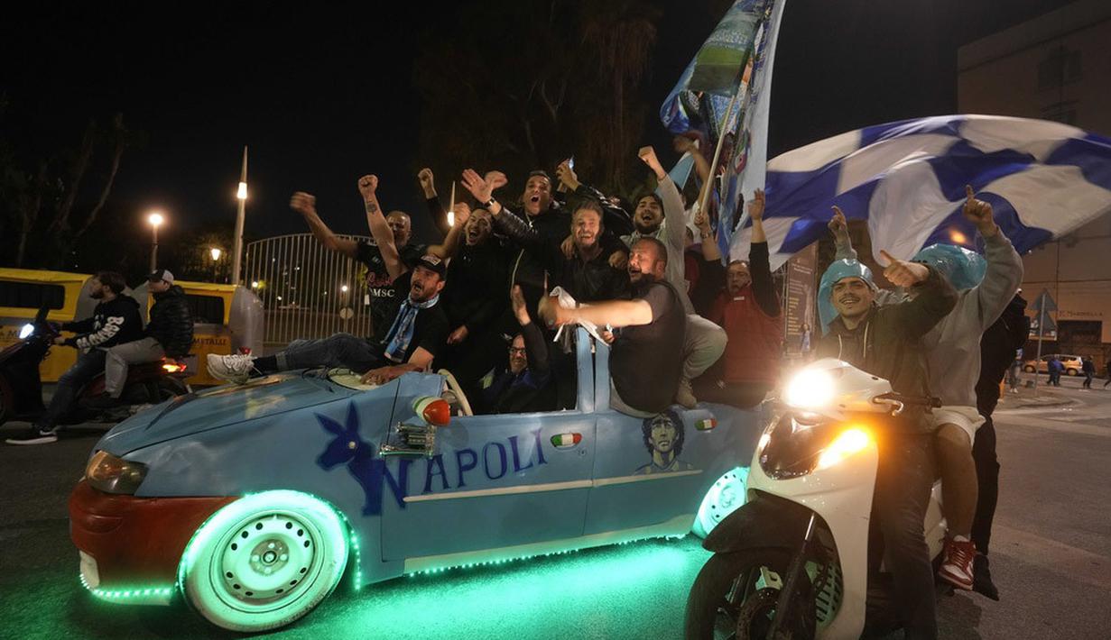 Napoli memastikan diri merengkuh titel Liga Italia musim ini sebelum kompetisi sepenuhnya berakhir. Klub berjuluk I Partenopei tersebut juara pada pekan ke-33. (AP Photo/Andrew Medichini)