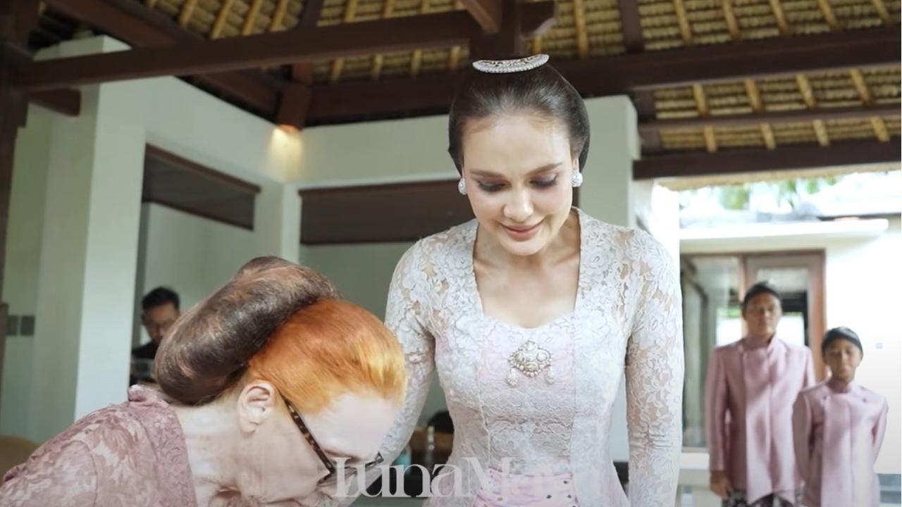 Momen Luna Maya Bujuk Desa Maya Sang Ibunda Agar Tak Pakai Sendal Jepit di Acara Siraman: Please 1 Jam Saja