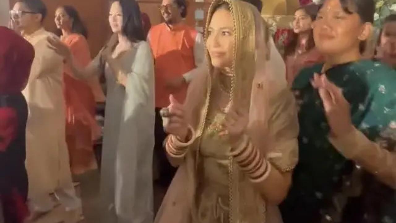 Resmi Menikah dengan Crazy Rich Malaysia, 6 Gaya Pevita Pearce Kenakan Baju India saat Henna Night