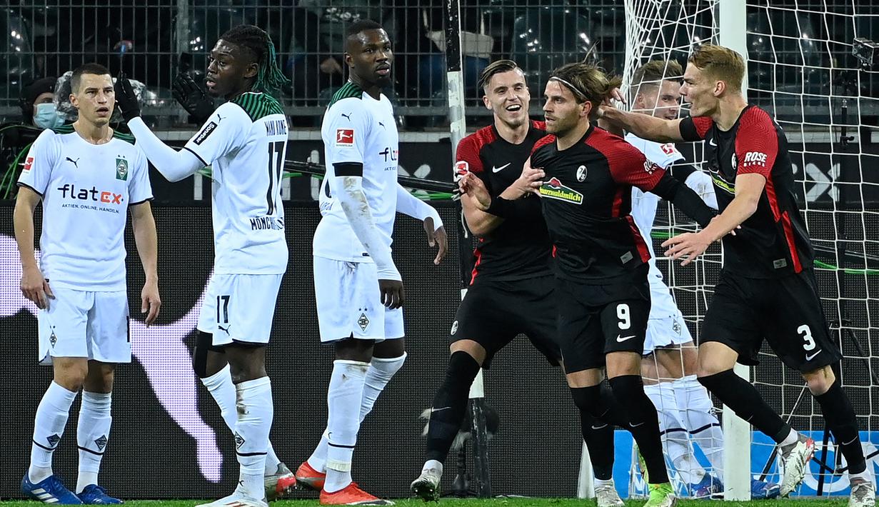 SC Freiburg. Musim 2020/2021 SC Freiburg hanya menempati posisi ke-10 di klasemen akhir Liga Jerman. Namun di akhir musim 2021/2022 lalu tim asuhan Christian Streich ini mampu bercokol di posisi ke-6 dan berhak mendapat tiket berlaga di Liga Europa 2022/2023. SC Freiburg langsung tancap gas di pekan-pekan awal dan mulai bersaing di papan atas saat menang 2-1 atas Borussia Dortmund di pekan ke-2. Salah satu kemenangan mengejutkan adalah saat menang 6-0 atas Borussia Monchengladbach di pekan ke-14 (5/12/2021). SC Freiburg juga hampir menjuarai DFB Pokal 2021/2022 usai kalah adu penalti atas RB Leipzig di laga final (21/5/2022). (AFP/Ina Fassbender)
