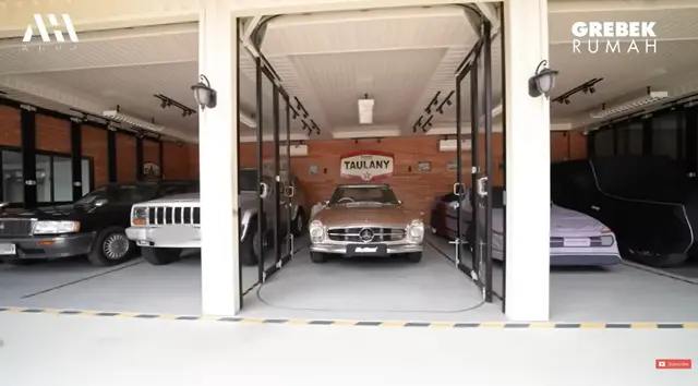 Potret Garasi Rumah Andre Taulany/Youtube Atta Halilintar