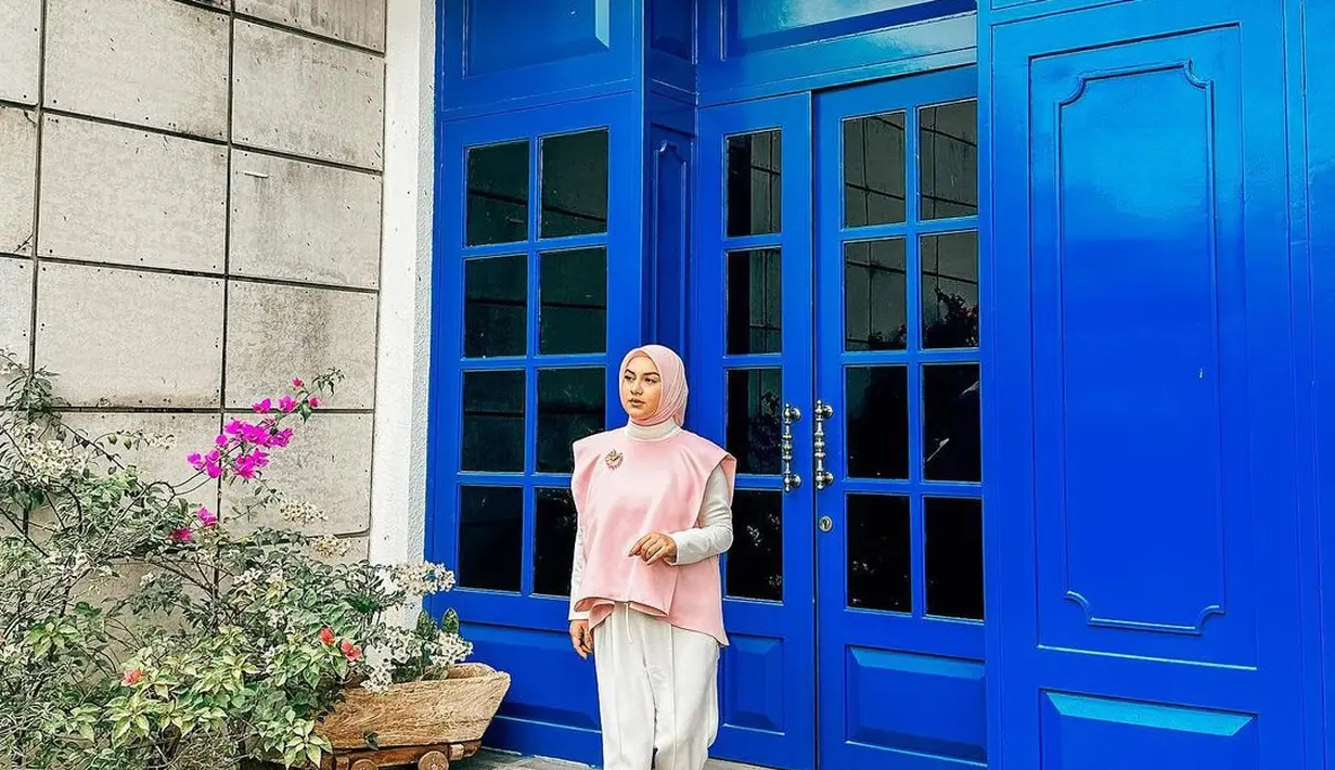 Irish Bella tampil kekinian bak ABG mengenakan vest pink, inner dan loose pants putih. @_irishbella_.