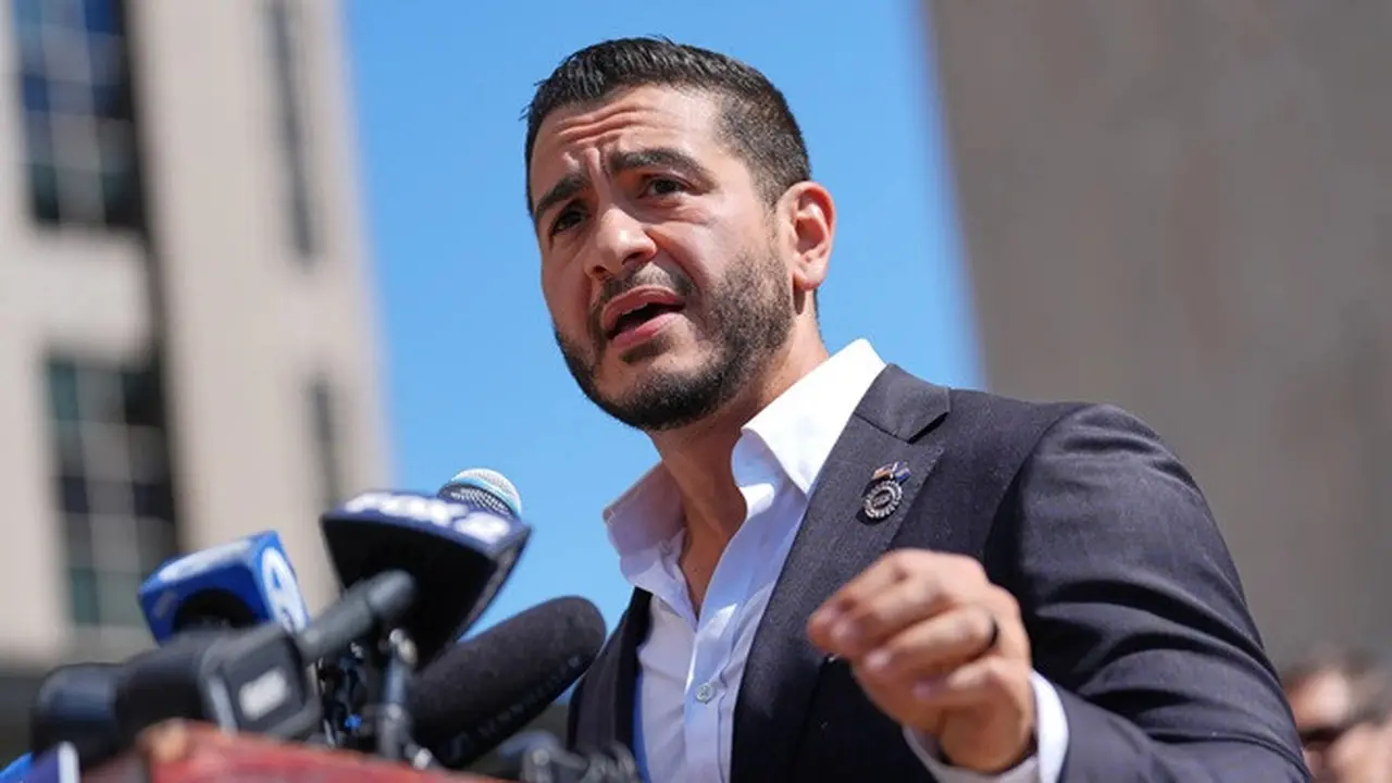 Abdul El-Sayed berbicara dalam konferensi pers di depan monumen Spirit of Detroit, tak lama setelah memenangi nominasi Partai Demokrat untuk calon senator Amerika Serikat dari Michigan, di Detroit, Rabu (5/8/2026).