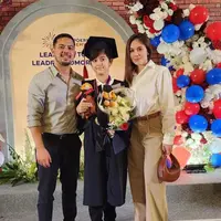 Hadiri wisuda anak pertama yang lulus SMP, Dewi Rezer tampil kasual dengan kemeja dan celana jeans. Sementara Marcellino Lefrandt tampil pakai batik. [Foto: IG/rezerdewi].