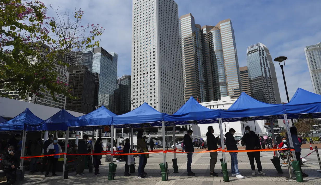 <p>Warga antre tes virus corona di pusat pengujian sementara di Hong Kong, 23 Februari 2022. Warga Hong Kong menjadi semakin terganggu dengan desakan pemerintah untuk tetap berpegang pada strategi "nol-COVID" ketika kota itu mencatat rekor jumlah kasus baru lainnya pada hari Rabu. (AP Photo/Vincent Yu)</p>