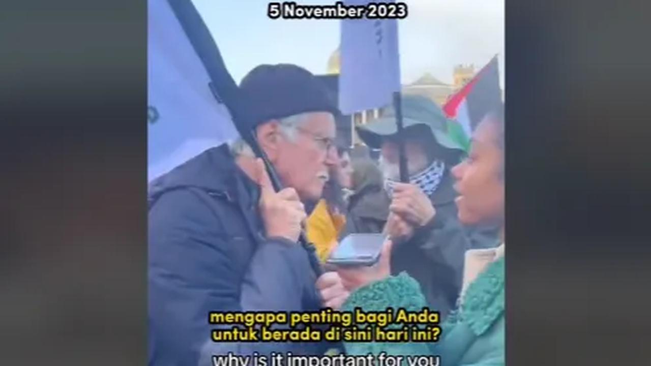 Seorang wanita cukup terkejut bertemu dengan seorang Yaudi yang berasal dari Israel. Ia pun bertanya alasannya berada di tengah-tengah Aksi Bela Palestina yang digelar saat itu. <br>