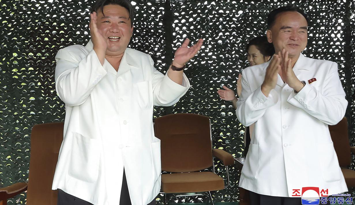 <p>Pemimpin Korea Utara Kim Jong-un (kiri) bertepuk tangan saat menyaksikan uji tembak rudal balistik antarbenua baru (ICBM) "Hwasong-18" di lokasi yang dirahasiakan di Korea Utara, pada 12 Juli 2023.(Korean Central News Agency/Korea News Service via AP)</p>