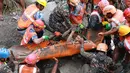 Para prajurit menyelamatkan seorang pekerja dalam keadaan hidup dari sebuah terowongan saat operasi yang sedang berlangsung di proyek pembangkit listrik tenaga air Trishuli-3A di distrik Rasuwa, Nepal, Jumat, 4 September 2026. (Angkatan Darat Nepal via AFP)