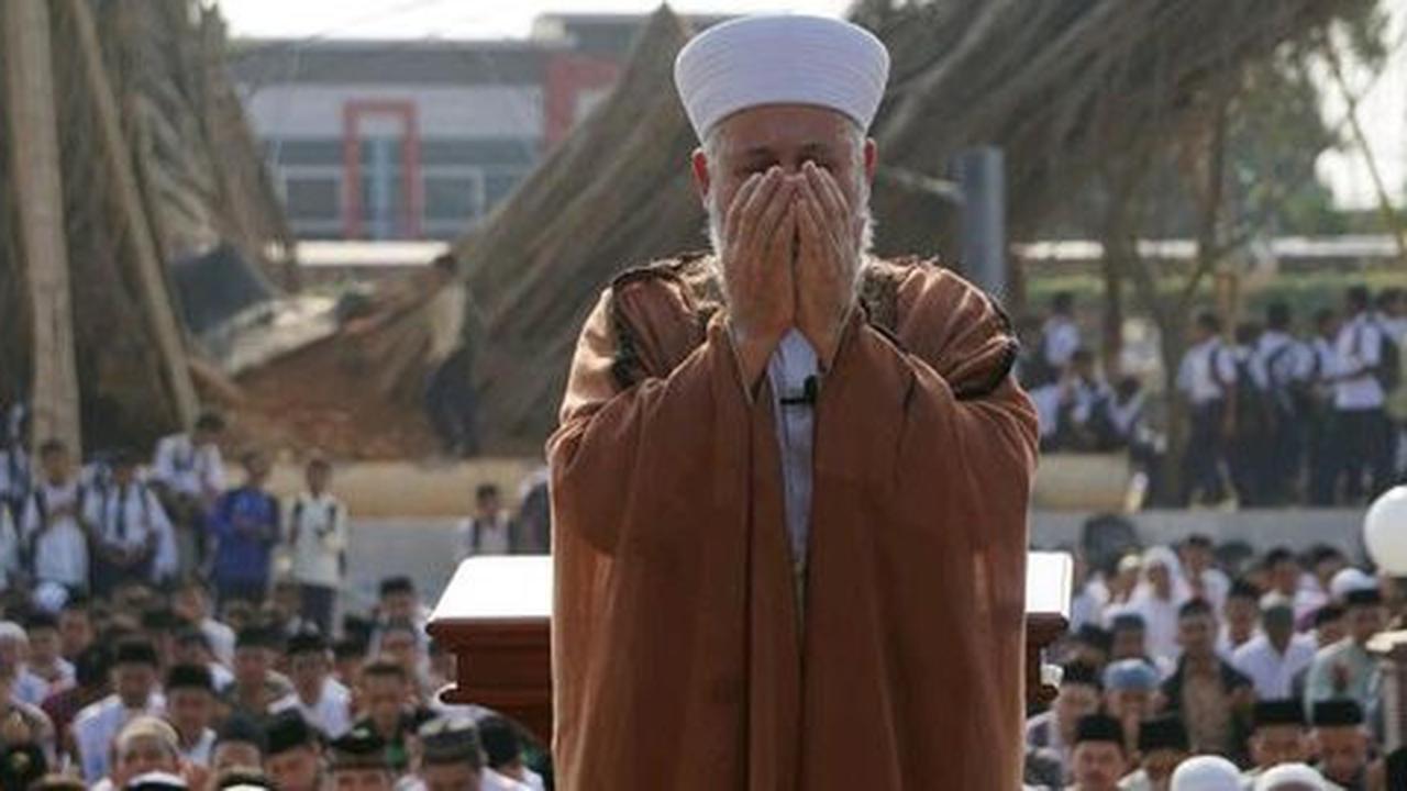 Ribuan warga Batang salat Istisqa diimami ulama dari Suriah