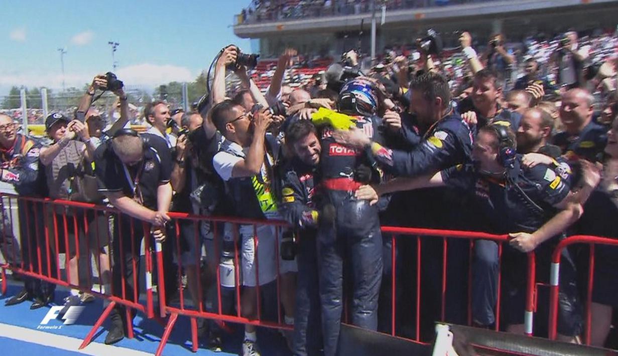 Pebalap Red Bull, Max Verstappen, disambut kru Red Bull setelah menjadi juara F1 GP Spanyol di Sirkuit Catalunya, Spanyol, Minggu (15/5/2016). (Bola.com/Twitter/F1)