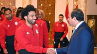 Presiden Mesir, Abdel Fattah al-Sisi, yakin Mohamed Salah bakal pulih dan bermain di Piala Dunia 2018. (AFP/Egyptian Presidency)