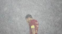 Bek Timnas Indonesia, Rachmat Irianto, tampak kecewa usai dikalahkan Jepang pada laga AFC U-19 Championship di SUGBK, Jakarta, Minggu (25/10). Indonesia kalah 0-2 dar Jepang. (Bola.com/Vitalis Yogi Trisna)