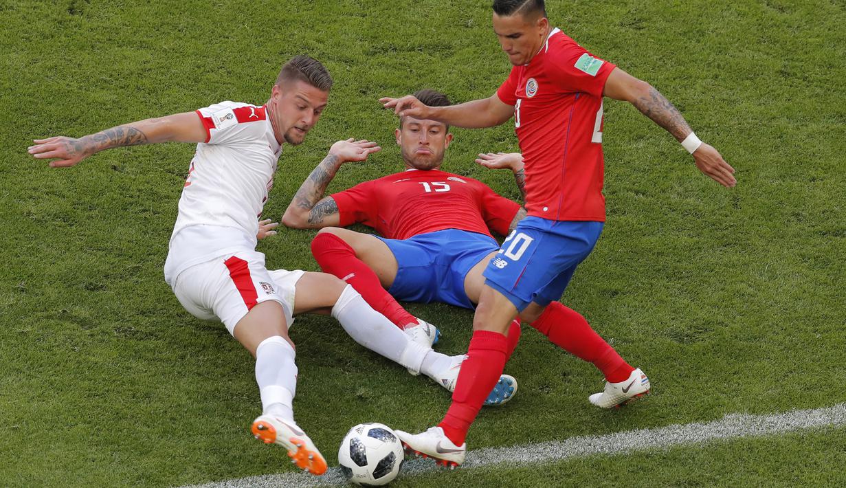 Pemain Serbia, Sergej Milinkovic-Savic (kiri) mencoba melewati adangan dua pemain Kosta Rika pada laga grup E Piala Dunia 2018 di Samara Arena, Samara, Rusia, (17/6/2018). Serbia menang 1-0. (AP/Vadim Ghirda)