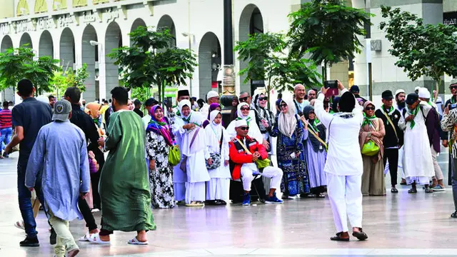 Sekelompok pengunjung umrah berpakaian tradisional yang sedang berfoto di Makkah dan Madinah saat Idul Fitri.