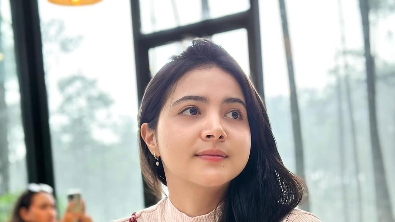 Profil Bulan Sutena, Penyanyi Cantik Asal Bali yang Berparas Bule