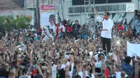 Capres nomor urut 01 Joko Widodo atau Jokowi berpidato di depan pendukungnya saat kampanye terbuka di Alun-Alun Brebes, Jawa Tengah, Kamis (4/4). Jokowi menargetkan kemenangan lebih dari 80 persen di Brebes. (Liputan6.com/Angga Yuniar)